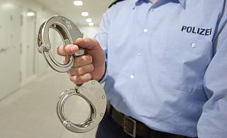 Die Handschellen klickten (Symbolfoto). - Oliver Krato