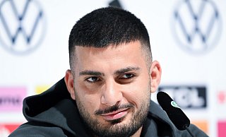 Nationalspieler Deniz Undav auf dem DFB-Podium. - Federico Gambarini/dpa