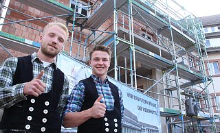 Zimmergeselle Kai Siewers (l.) und Azubi Finn Christoph haben den Richtkranz gesetzt. - Burkhard Battran