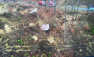 Das Ultraleichtflugzeug ging an dem Rettungsfallschirm im Wald bei Frohnhausen zu Boden. - FFW Brakel