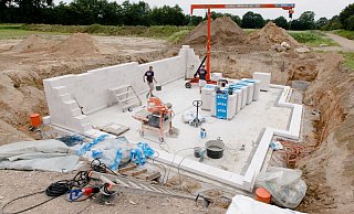 Vorausschauend planen: Bauherren sollten in der Baubeschreibung darauf achten, wie die Abwasserleitungen verlaufen sollen - damit die Bodenplatte später bei möglichen Reparaturen nicht wieder aufgerissen werden muss. - Markus Scholz/dpa-tmn
