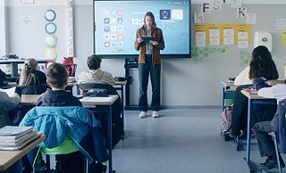 Ein Ausschnitt aus dem Film "Behave", in dem eine KI die Aufgaben der Schulleitung übernimmt und ein System aus Regeln und Perfektion aufbaut. - Screenshot Trailer "Behave"