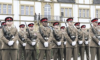 Vor historischer Kulisse: Soldaten des 3 Armoured Close Support Battalion REME bei der Abschiedsparade im Schlosspark. - Holger Kosbab