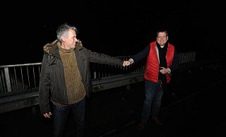 Bei nasskalter Witterung trafen sich Rahdens Bürgermeister Bert Honsel (l.) und sein Stemweder Amtskollege Kai Abruszat an der Grenzbrücke. - Joern Spreen-Ledebur
