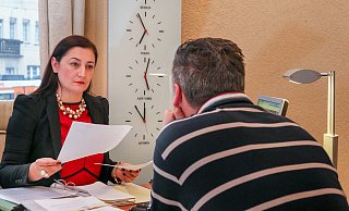 Rechtsanwältin Daliborka Djukic-Schröder mit ihren Mandanten, dem schwere Kriegsverbrechen vorgeworfen wurden. - Andreas Zobe