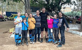 Überall Schlamm, Trümmer, Müllsäcke als Stulpen. Die Helfer des ersten Tages sind Familie Sharpe-Fischer mit den Töchtern Emma (v.l.), Greta und Lola (4.v.l.) mit Mama Dorothee Fischer, rechts Oliver Sharpe mit Tochter Allegra sowie Freunde und Mitarbeiter. - privat / Fischer