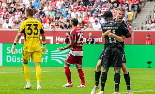 Vorbereiter Filip Bilbija (r.) umarmt den Torschützen Sirlord Conteh, der soeben den 2:1-Siegtreffer in Düsseldorf erzielt hat. - picture alliance