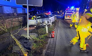 Bei einem Verkehrsunfall kollidierte auf der Vlothoer Straße ein Auto mit mehreren Bäumen. - Feuerwehr Bad Oeynhausen