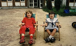 Pia und Kim Nolte lachen. Im Alter von drei Jahren waren sie für kurze Zeit im Kinderheim Wintersheide. - Privat
