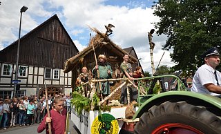 Der „Ovo-Wagen“ rollt beim historischen Umzug während des Heimatfestes 2015 am Publikum vorbei. - Heimat- und Schützenverein Ovenhausen/Archiv