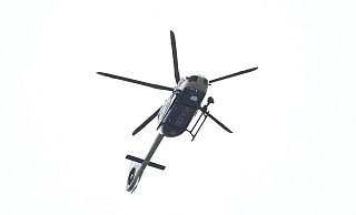 Der Polizeihubschrauber versuchte, die im Maisfeld verschwundenen Personen zu finden. - dpa Der Polizeihubschrauber versuchte, die im Maisfeld verschwundenen Personen zu finden. - dpa
