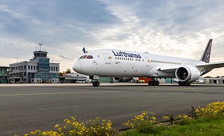 Die Lufthansa, hier ein Dreamliner bei einer Zwischenlandung in Ahden, wird ihre Flüge von und nach Paderborn streichen. - Moritz Klöckner