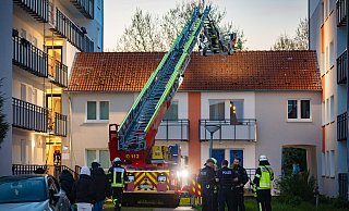 Über die Drehleiter behielten die Feuerwehrleute das Geschehen im Blick. - Mike-Dennis Müller