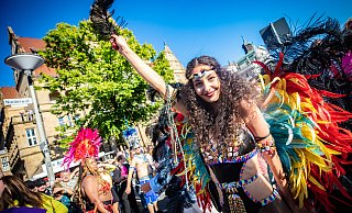 2023 lockte der „Carnival der Kulturen“ 100.000 Menschen in die Bielefelder Innenstadt. Auch in diesem Jahr versprechen die Veranstalter ein buntes Programm. - Mike-Dennis Müller