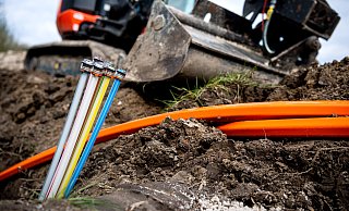 Bei Tiefbauarbeiten ist wohl ein Kabel der Deutschen Glasfaser beschädigt worden, deshalb kommt es in den Kreisen Paderborn und Höxter zu Störungen. - dpa