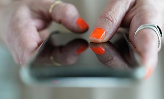 Ein Phishing-Betrugsfall per SMS im Kreis Paderborn hat die Ermittler der Polizei auf eine Spur in Hamburg geführt. - dpa