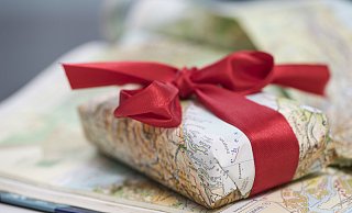 Auch eine wiederverwendbare oder recycelte Verpackung kann zu einem nachhaltigen Weihnachten beitragen - hier zum Beispiel aus einem alten Altas. Aber auch alte Zeitungen, Magazine oder Papier aus dem letzten Jahr eigenen sich gut. - dpa-tmn