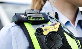 Ein Polizist ist auf der Innenstadtfete von einem Besucher belästigt worden. Der forderte: "Nimm mich fest!" - Sein Wunsch wurde schließlich wahr. - dpa