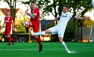 Bald Teamkollegen: Im Endspiel des Kreispokals lieferten sich Niklas Bobe (SC Vlotho) und Maximilian Laege (r., BV Stift Quernheim) noch ein umkämpftes Duell, aufgrund des Rückzugs wechselt Bobe nach Quernheim. - Yvonne Gottschlich