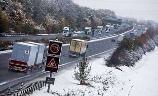 Autos und LKWs fahren am 8.11.2016 über die Autobahn A2. Schneefälle in der Nacht haben in Norddeutschland für großflächige Verkehrsbehinderungen gesorgt. Foto: Philipp von Ditfurth/dpa +++(c) dpa - Bildfunk+++ - dpa