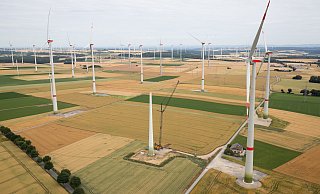 Wann wird es zu viel. Im Kreis Höxter fürchtet man durch eine Gesetzeslücke den unkontrollierten Ausbau der Windkraft und eine Verspargelung der Landschaft wie hier in Marsberg. - dpa