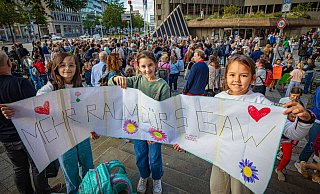 Alice, Mia und Lara forderten 2023 mehr Platz für das Gymnasium am Waldhof. Müssen sie bald wieder ein Protestplakat malen? - NW