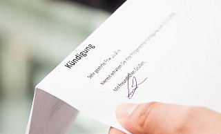 Eine Kündigung zu erhalten ist oft keine frohe Botschaft. Damit es dazu überhaupt kommen kann, muss der Arbeitgeber spezielle Gründe haben. - dpa-tmn