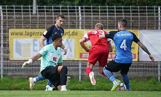 Die Aktion vor dem Strafstoß: Kirchlengerns Lennard Wüllner (in rot) wird von Herfords Stojan Stojcevski (l.) zu Fall gebracht. RWK konnte die Großchance, die das 2:0 hätte bedeuten können, jedoch nicht nutzen. - Yvonne Gottschlich