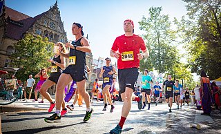 Am Rathaus führt kein Weg vorbei für die Sportlerinnen und Sportler beim „Run & Roll City“. Im letzten Jahr waren 4.000 von ihnen unterwegs rund um das Altstadt-Hufeisen und dem Kesselbrink, angefeuert von 20.000 Besucherinnen und Besuchern. - Mike-Dennis Müller