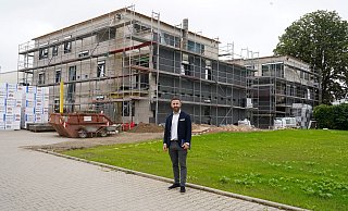Immobilienberater Mahir Karak steht vor dem Neubau an der Waltgeristraße. 16 Mietwohnungen werden hier erstellt. - Yvonne Gottschlich