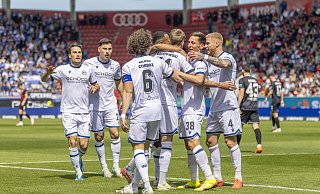 Schon früh hat der DSC Arminia in Ingolstadt Grund zum Jubeln. Mael Corboz bringt die Bielefelder bereits in der dritten Minute in Führung. - IMAGO/Fotostand Schon früh hat der DSC Arminia in Ingolstadt Grund zum Jubeln. Mael Corboz bringt die Bielefelder bereits in der dritten Minute in Führung. - IMAGO/Fotostand