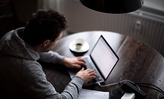 In Rödinghausen kursiert eine Betrugsmail. Jemand gibt sich als Buchhalterin der Gemeinde aus. - Sina Schuldt/dpa (Symbolbild)