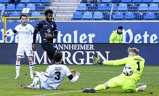 Kelvin Arase überwindet Arminia-Keeper Jonas Kersken und bringt den SV Waldhof Mannheim in Führung. - IMAGO/foto2press