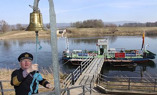 Im Juni 2022 ging Kapitän Peter Wartenberg endgültig von Bord der Amanda. Seitdem gibt es keinen Fährbetrieb mehr auf der Weser zwischen Rehme und Costedt. Wartenberg - hier auf einem älteren Archivfoto - verstarb im April 2023. - Ulf Hanke