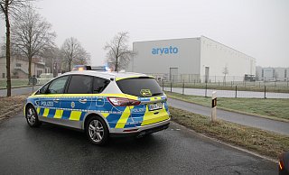 Nachdem es im Januar eine Bombendrohung bei Arvato in Harsewinkel im Kreis Gütersloh gegeben hatte, wurden die Straßen und das gesamte Areal großflächig abgesperrt. - Thorsten Heß