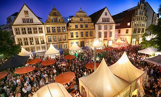 Reges Treiben auf dem Weinmarkt – die Bielefelder mögen besonders gerne Grau- und Weißburgunder. - Sarah Jonek (Archivfoto)