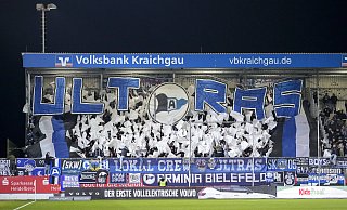 Die Fankurve von Arminia Bielefeld zeigte in Sandhausen eine Choreo. Rund 1.000 waren dabei. - IMAGO/foto2press
