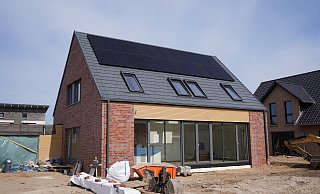 Bei Neubauten in NRW muss die Solaranlage mindestens 30 Prozent der gesamten Dachfläche bedecken. - dpa