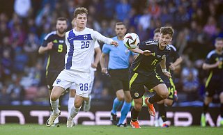 Sein letztes von bisher zwei Länderspielen für Finnland absolvierte Casper Terho im Juni (l.) gegen Kieran Tierneys Schotten. - IMAGO/Action Plus
