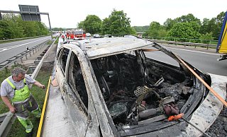 Ein brennendes Auto sorgte am Montagnachmittag für zusätzliche Probleme auf dem baustellengeplagten Ostwestfalendamm. - Symbolfoto: Peter Steinert