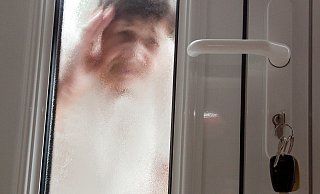 Die Polizeibeamten wussten, dass der Verdächtige in der Wohnung war. - Symbolfoto: dpa/Kai Remmers