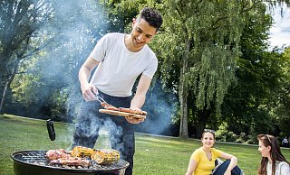 Grillen im Park ist nicht überall erlaubt. - dpa-tmn