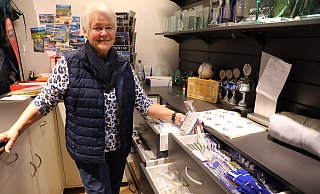 Rosemarie Richter in ihrem Reich im hinteren Bereich des Sportgeschäftes Mewes an der Warburger Hauptstraße. Dort gibt’s (fast) alles, was das Schützenherz fürs Outfit benötigt. - Simone Flörke
