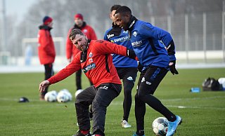 Ex-Bundesliga-Stürmer Steffen Baumgart (l.) setzt seinen Angreifer Streli Mamba unter Druck. Der SCP-Trainer, der an diesem Sonntag seinen 48. Geburtstag feiert, demonstrierte beim Fünf gegen Zwei, dass er nichts verlernt hat. - Ulrich Petzold