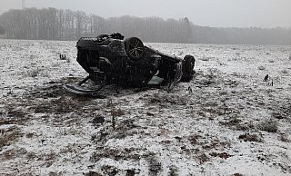 Das Auto landete auf dem Dach auf einem Acker neben der A 33. - Feuerwehr Paderborn