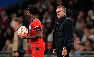 Bundestrainer Hansi Flick stellte sich nach dem 3:3 den Fragen der Pressevertreter. - Alastair Grant/AP/dpa