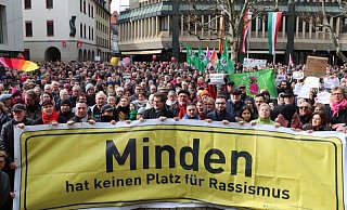 Der Kleine Domhof war mit mindestens 1.500 Menschen sehr gut gefüllt. Gemeinsam setzten sie ein starkes Zeichen gegen einen Rechtsruck in der Gesellschaft. - Henning Wandel