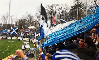 In der Saison 1998/99 begegneten sich Arminia und Gütersloh in der 2. Bundesliga. Philipp Köster erzählt in seinem Buch von einer denkwürdigen Auswärtsfahrt in den Heidewald. - Philipp Köster