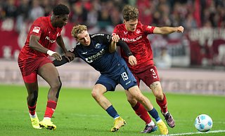 SCP-Akteur Luca Herrmann wird von den FCK-Spielern Ragnar Ache (l.) und Florian Kleinhansl in die Zange genommen. - picture alliance/dpa