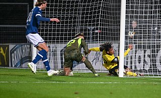 Da guckst du: BVB II-Keeper Marcel Lotka und Filippo Mané (r.) können dem Ball nur hinterherschauen. Arminias Roberts Uldrikis muss nicht mehr einschreiten. - Teresa Kroeger